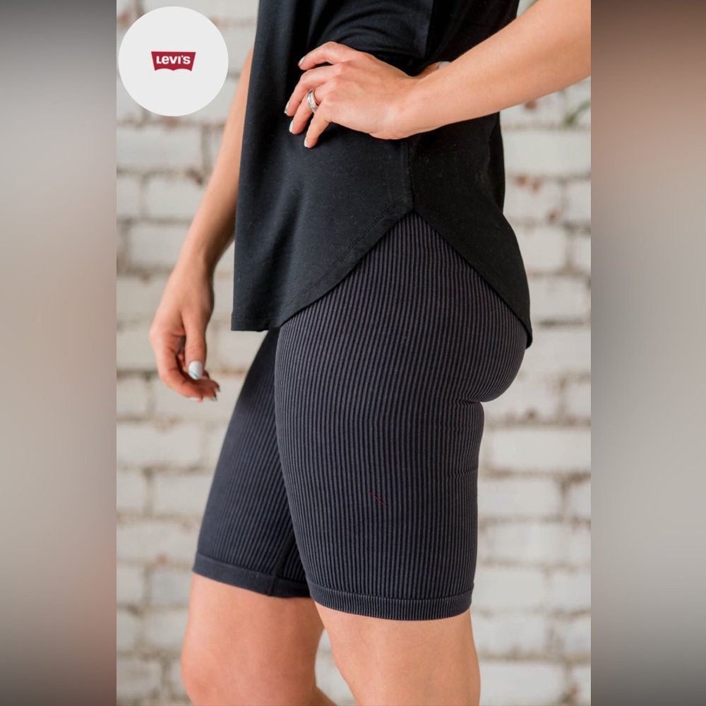 Women’s-Levi’s Ribbed biker shorts. Size Medium.